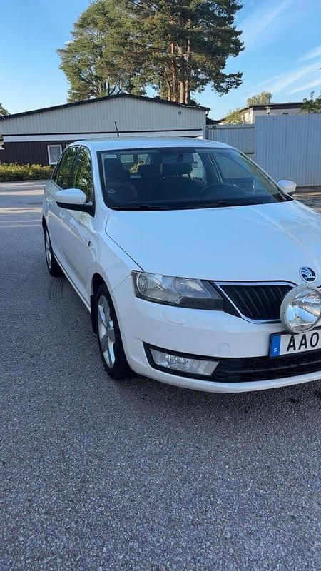 Vit Begagnad 2015 Skoda Rapid Kombi | 79 900 kr (Marknadspris) - Bild 1/4