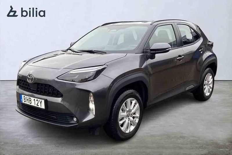 Mörkgrå Begagnad 2025 Toyota Yaris Cross Active SUV | 304 900 kr (Bra pris) - Bild 1/1