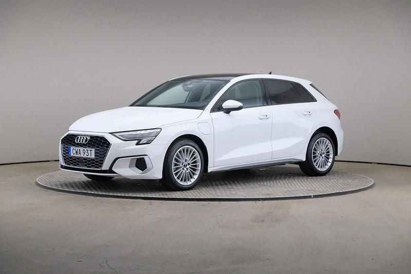 Vit (ibisvit (solid)) Begagnad 2023 Audi A3 Sportback e-tron Proline Sedan | 309 000 kr (Bra pris) - Bild 1/4