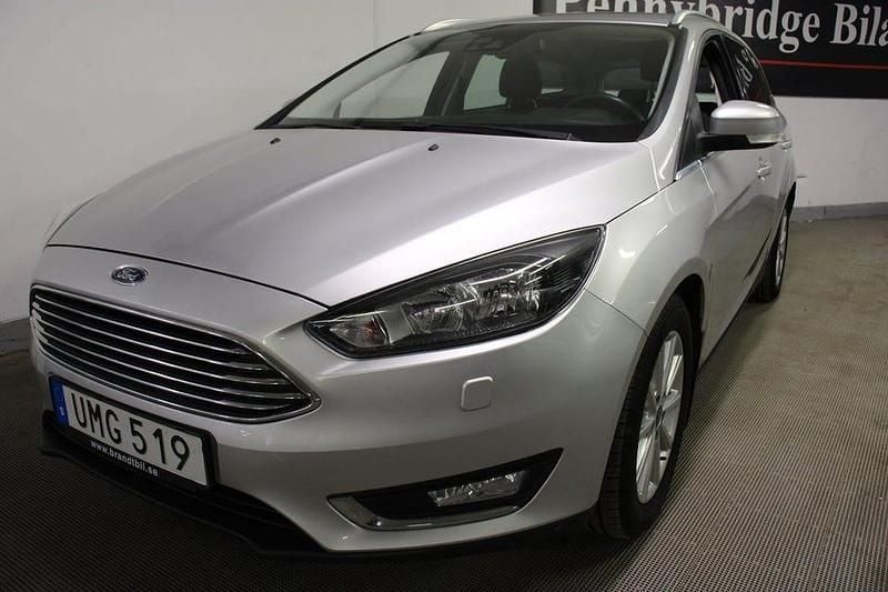 Grå Begagnad 2016 Ford Focus Titanium Kombi | 79 900 kr (Marknadspris) - Bild 1/4