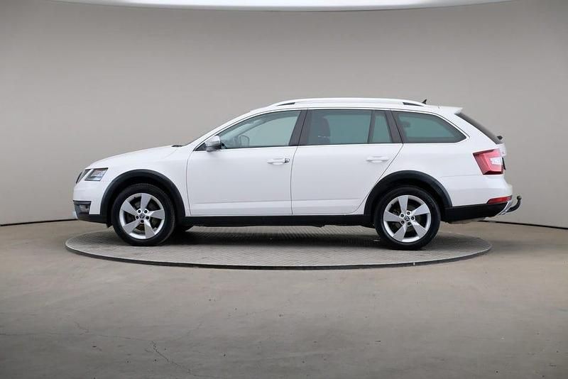 Begagnad Skoda Octavia Scout Business Line 184 HK (135 kW) 2019 Vit Kombi