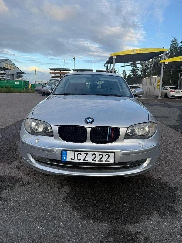 Grå Begagnad 2009 BMW 116 Halvkombi | 45 000 kr (Marknadspris) - Bild 1/4