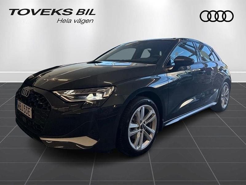 Grå (manhattangrå metallic) Begagnad 2025 Audi A3 Sportback Proline Halvkombi | 329 000 kr (Dyr) - Bild 1/4