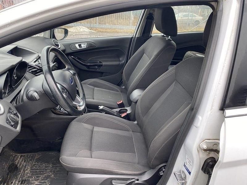 Begagnad Ford Fiesta Titanium 101 HK (74 kW) 2016 Vit Halvkombi