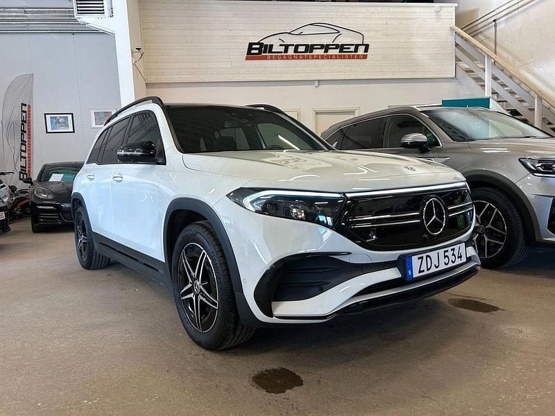 Vit Begagnad 2023 Mercedes EQB300 AMG line SUV | 429 000 kr (Marknadspris) - Bild 1/4