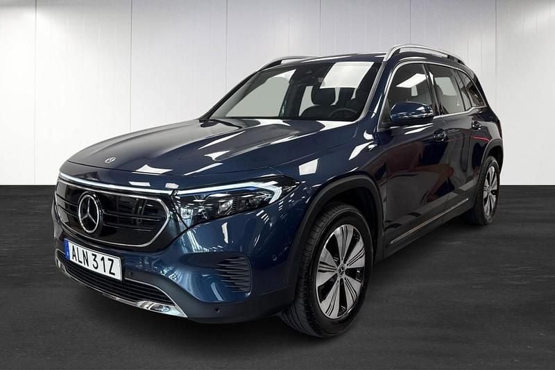 Blå (blue) Begagnad 2022 Mercedes EQB300 SUV | 399 900 kr (Marknadspris) - Bild 1/4