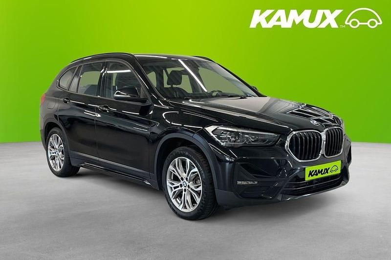 Svart Begagnad 2022 BMW X1 Sport Line SUV | 249 900 kr - Bild 1/3