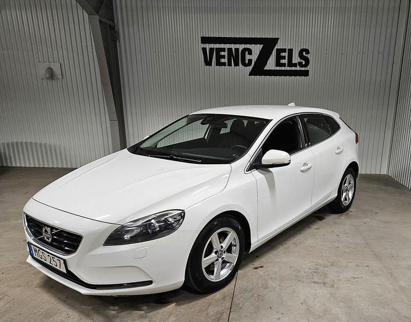 Vit Begagnad 2016 Volvo V40 Momentum Kombi | 89 000 kr (Marknadspris) - Bild 1/4