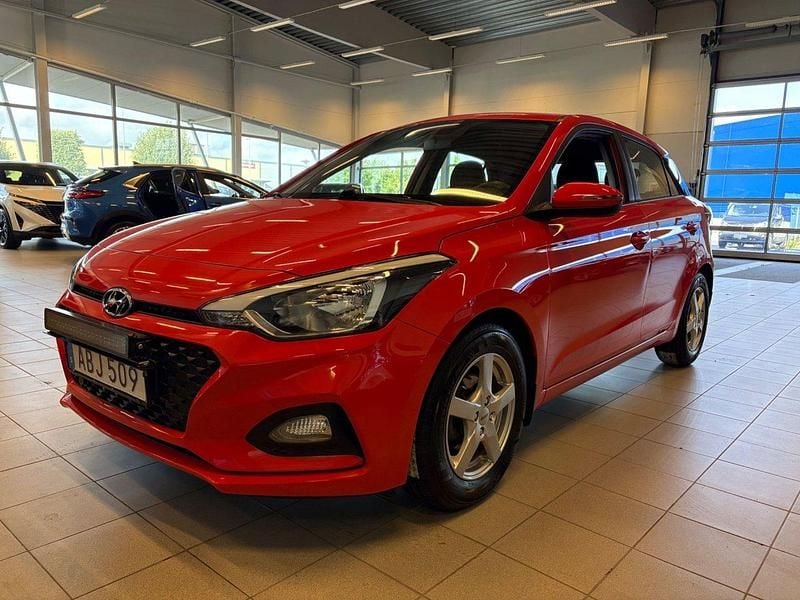 Röd Begagnad 2018 Hyundai i20 Comfort Halvkombi | 108 000 kr (Marknadspris) - Bild 1/4