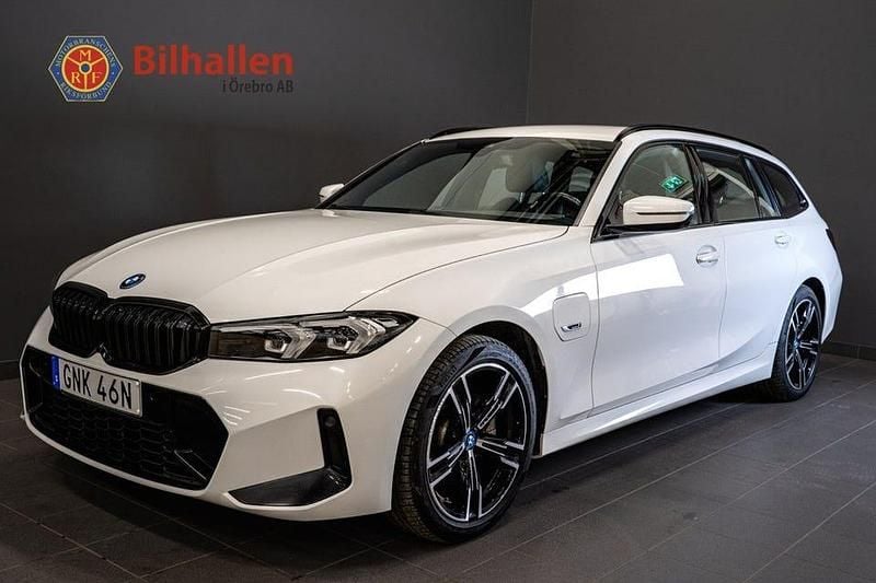 Vit Begagnad 2023 BMW 330 M Sport Kombi | 384 900 kr - Bild 1/4