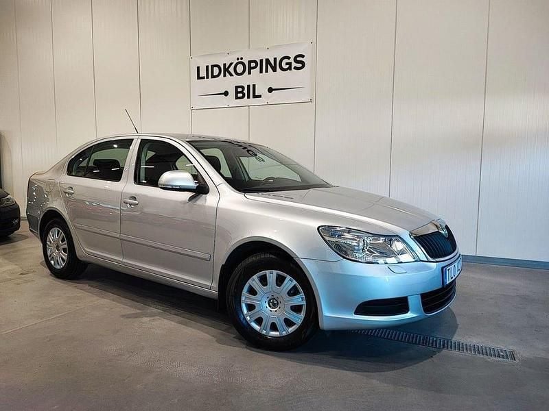 Silver Begagnad 2010 Skoda Octavia Ambiente Halvkombi | 85 000 kr (Marknadspris) - Bild 1/4