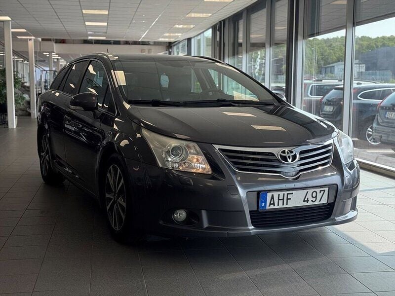 Mörkgrå (grå) Begagnad 2011 Toyota Avensis Multidrive S Kombi | 79 900 kr (Superpris) - Bild 1/4