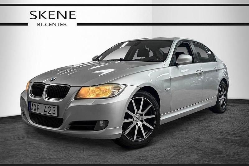 Ljusgrå Begagnad 2009 BMW 320 Comfort Edition Sedan | 54 500 kr (Bra pris) - Bild 1/4