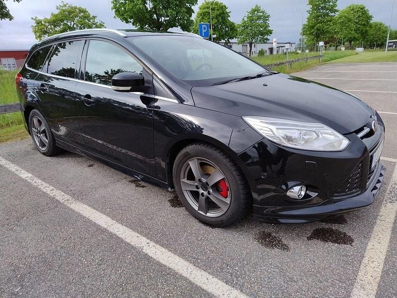 Svart Begagnad 2013 Ford Focus Kombi | 30 000 kr (Superpris) - Bild 1/4