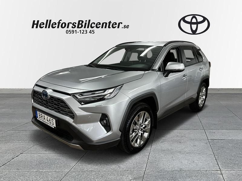 Silver Begagnad 2023 Toyota RAV4 Hybrid Premium SUV | 459 500 kr (Marknadspris) - Bild 1/4