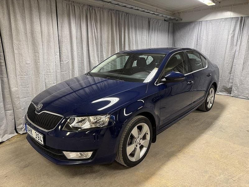 Blå Begagnad 2013 Skoda Octavia Elegance Halvkombi | 119 900 kr (Lite dyr) - Bild 1/4