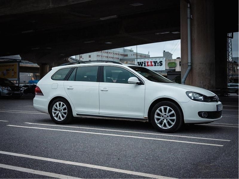 Vit Begagnad 2011 VW Golf Kombi | 35 000 kr (Dyr) - Bild 1/4