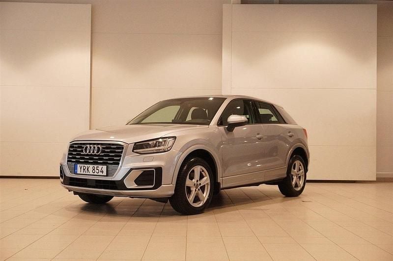 Silver Begagnad 2017 Audi Q2 Sport SUV | 149 800 kr (Marknadspris) - Bild 1/4