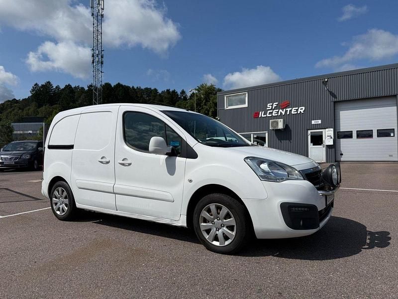 Vit Begagnad 2016 Peugeot Partner Minibuss | 62 900 kr (Marknadspris) - Bild 1/4