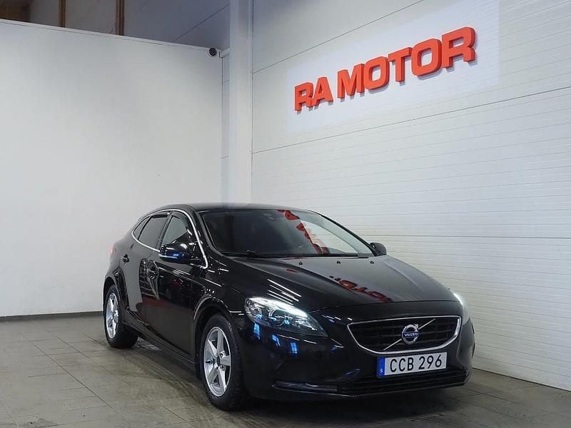 Begagnad Volvo V40 Momentum 116 HK (85 kW) 2014 Svart Halvkombi