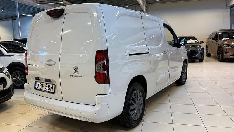 Begagnad Peugeot E-Partner 100 kW (136 HK) 2023 Vit Minibuss