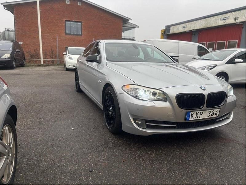 Grå Begagnad 2011 BMW 530 Sport Line Sedan | 145 000 kr (Marknadspris) - Bild 1/4