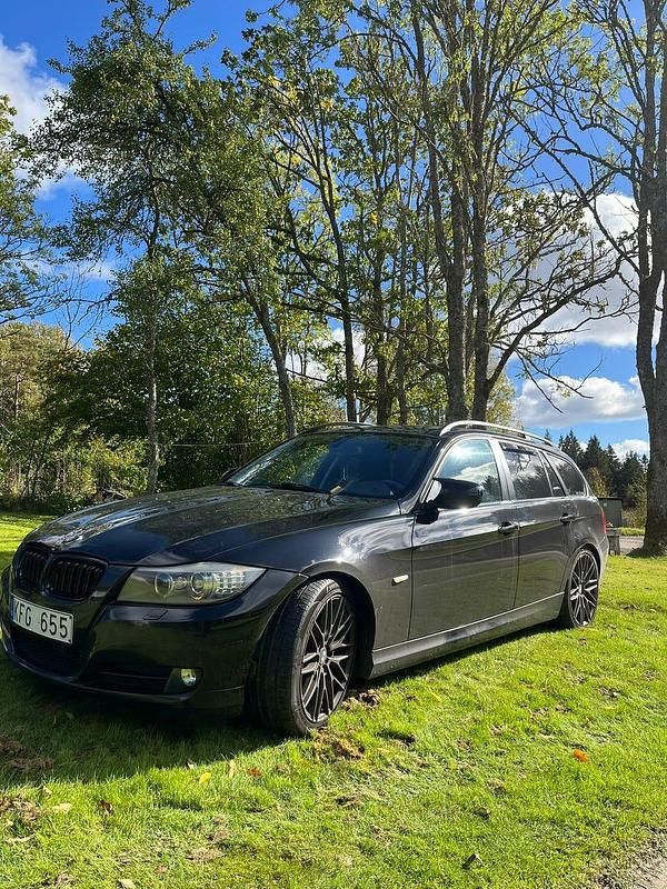 Begagnad BMW 320 177 HK (130 kW) 2010 Black sapphire Kombi