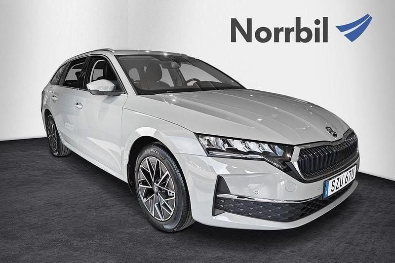 Grå Ny 2025 Skoda Octavia Selection Kombi | 373 400 kr (Marknadspris) - Bild 1/4