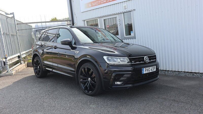 Svart Begagnad 2020 VW Tiguan R-line SUV | 299 000 kr (Marknadspris) - Bild 1/4