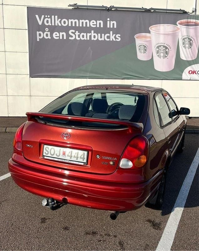 Röd Begagnad 2001 Toyota Corolla Halvkombi | 24 000 kr - Bild 1/4