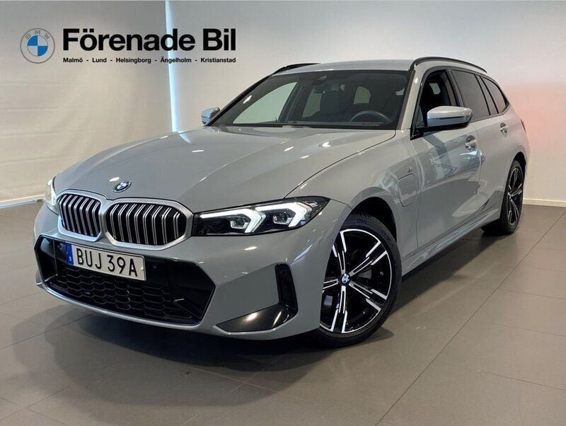 Grå Begagnad 2024 BMW 330e M Sport Kombi | 549 000 kr (Marknadspris) - Bild 1/4