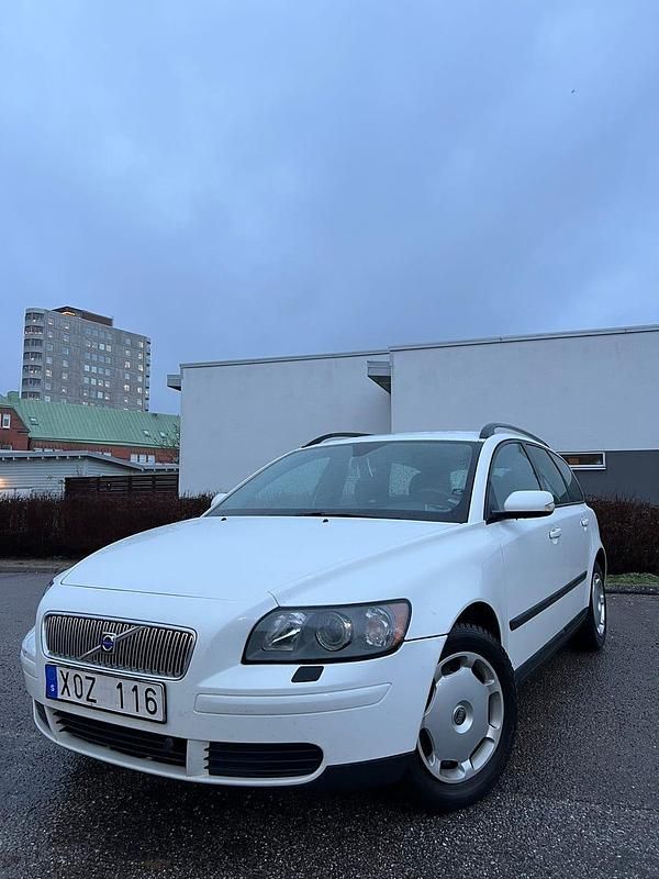 Vit Begagnad 2006 Volvo V50 Kombi | 24 000 kr - Bild 1/4