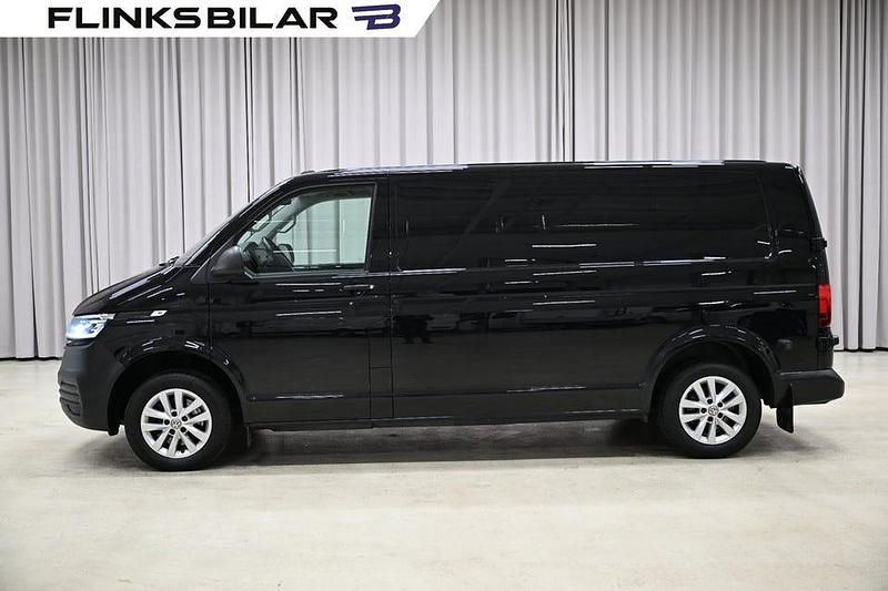 Svart (deep black pärleffekt) Begagnad 2021 VW T6.1 Van | 308 750 kr (Bra pris) - Bild 1/4