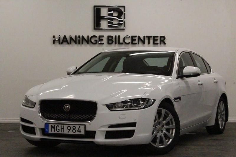 Begagnad Jaguar XE 180 HK (132 kW) 2016 Vit Sedan