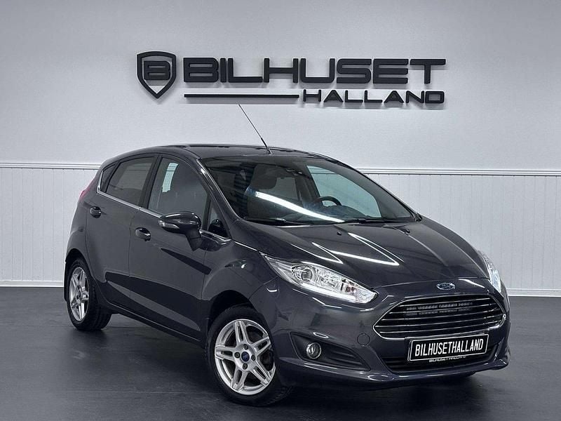 Begagnad 2014 Ford Fiesta Titanium Halvkombi | 74 900 kr (Marknadspris) - Bild 1/4