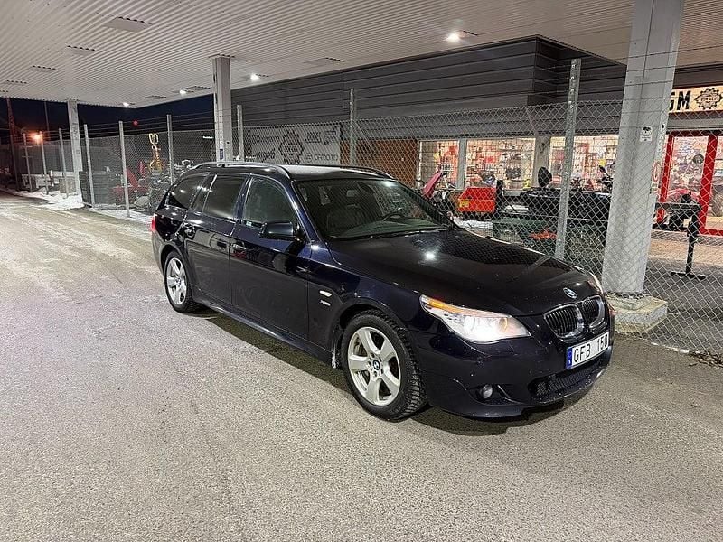Svart Begagnad 2010 BMW 530 M Sport Kombi | 99 900 kr (Superpris) - Bild 1/4