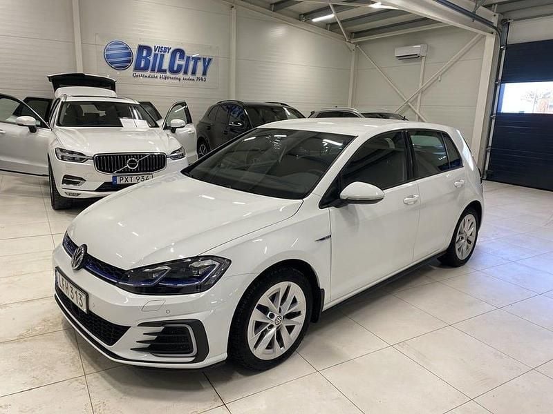 Vit Begagnad 2020 VW Golf VIII GTE Halvkombi | 239 000 kr (Bra pris) - Bild 1/4