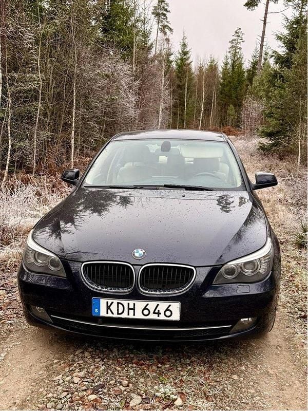 Blå Begagnad 2010 BMW 520 Sedan | 60 000 kr (Superpris) - Bild 1/3
