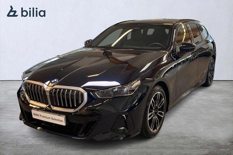 Svart Begagnad 2024 BMW 520 M Sport Kombi | 619 000 kr (Dyr) - Bild 1/4