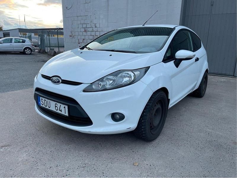 Vit Begagnad 2011 Ford Fiesta Halvkombi | 37 000 kr (Bra pris) - Bild 1/4