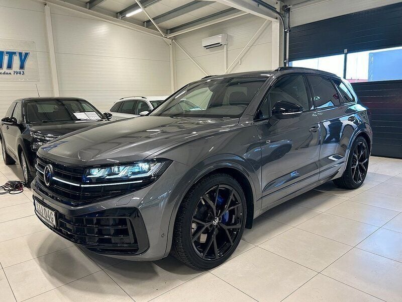 Grå Begagnad 2024 VW Touareg R SUV | 929 900 kr (Dyr) - Bild 1/4