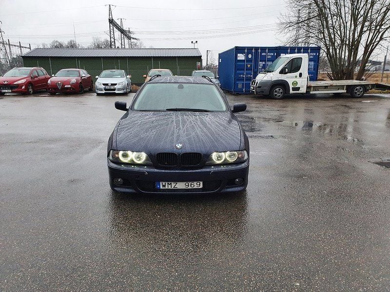 Begagnad BMW 530 231 HK (169 kW) 2001 Mörkblå Kombi