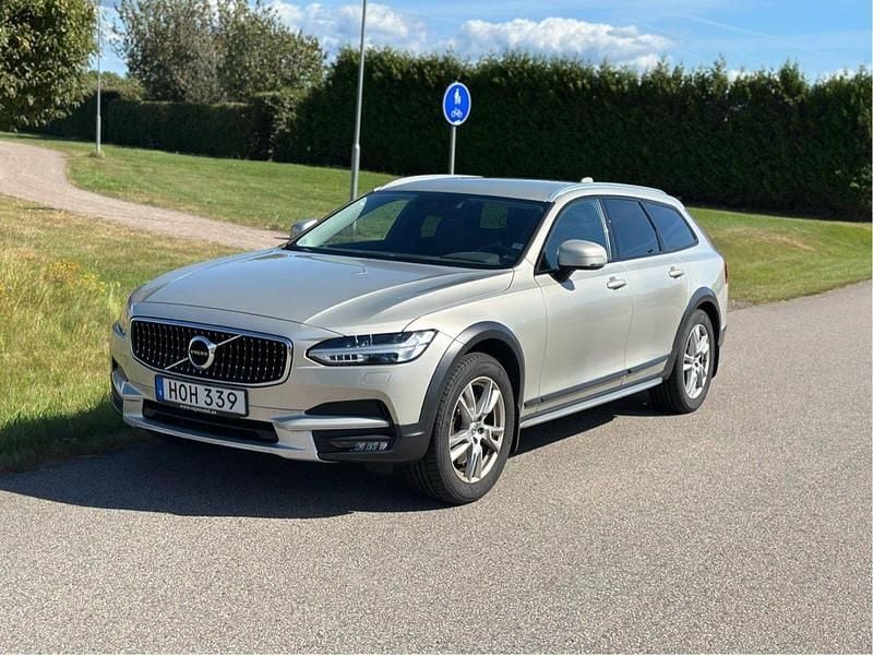 Brun Begagnad 2019 Volvo V90 CC Momentum Kombi | 325 000 kr (Marknadspris) - Bild 1/4