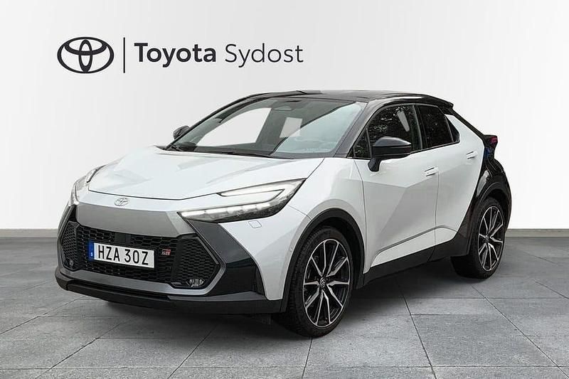 Grå Begagnad 2024 Toyota C-HR Edition SUV | 409 000 kr (Marknadspris) - Bild 1/4