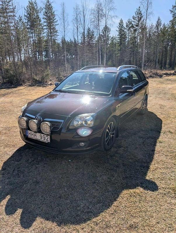 Röd Begagnad 2007 Toyota Avensis Kombi | 32 000 kr (Marknadspris) - Bild 1/4