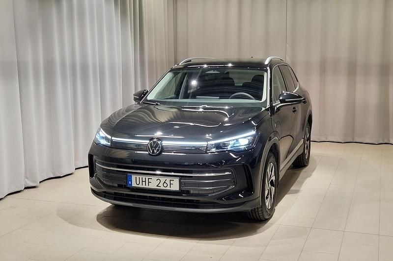 Svart Begagnad 2025 VW Tiguan Life SUV | 474 900 kr (Bra pris) - Bild 1/4