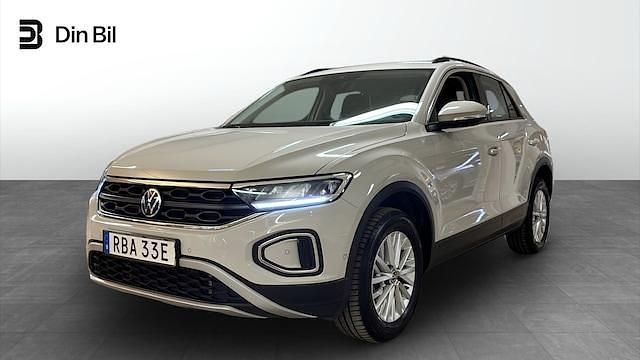 Ljusgrå Begagnad 2024 VW T-Roc Life SUV | 294 900 kr (Marknadspris) - Bild 1/4