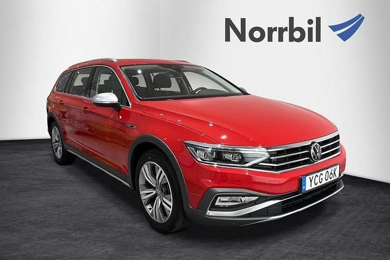 Röd Begagnad 2023 VW Passat Alltrack Kombi | 409 900 kr (Marknadspris) - Bild 1/4