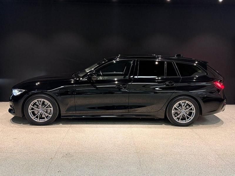 Begagnad BMW 330e Sport Line 420 HK (308 kW) 2021 Svart Kombi