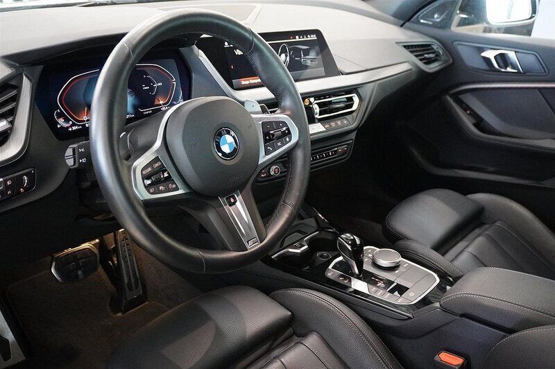 Begagnad BMW M135 Comfort Edition 306 HK (225 kW) 2023 Svart Halvkombi